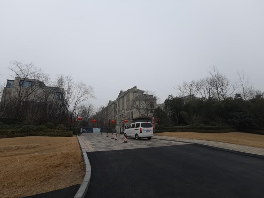 郑州市金水区鸿苑路69号西园区21号楼1单元3-4层4不动产及地下室、地上院落、房顶等全部附属设施和C085、C086两个地下车位使用权